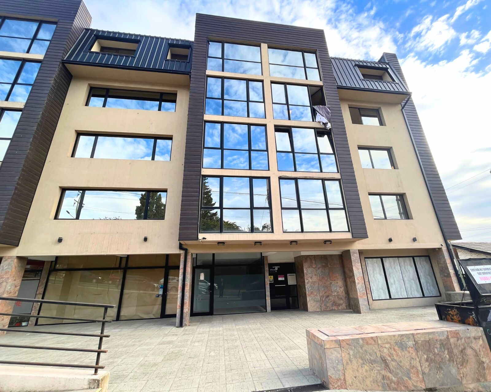 Pioneros · Edificio